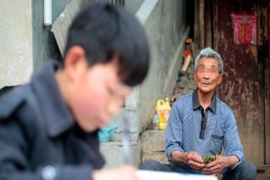 人到晚年家中存款应接济孩子仍是藏着养老答案有点实际